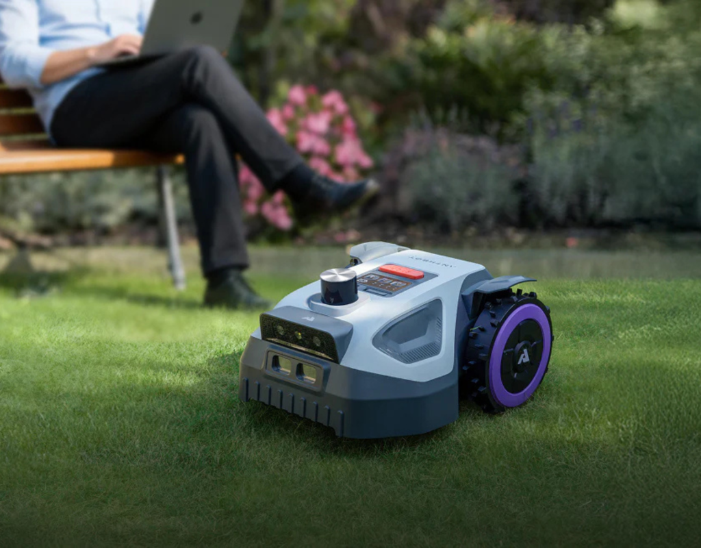 Robotai verslui – patalpų valymo, vejos ir baseinų robotai Autonominis vejos robotas dirbantis sode